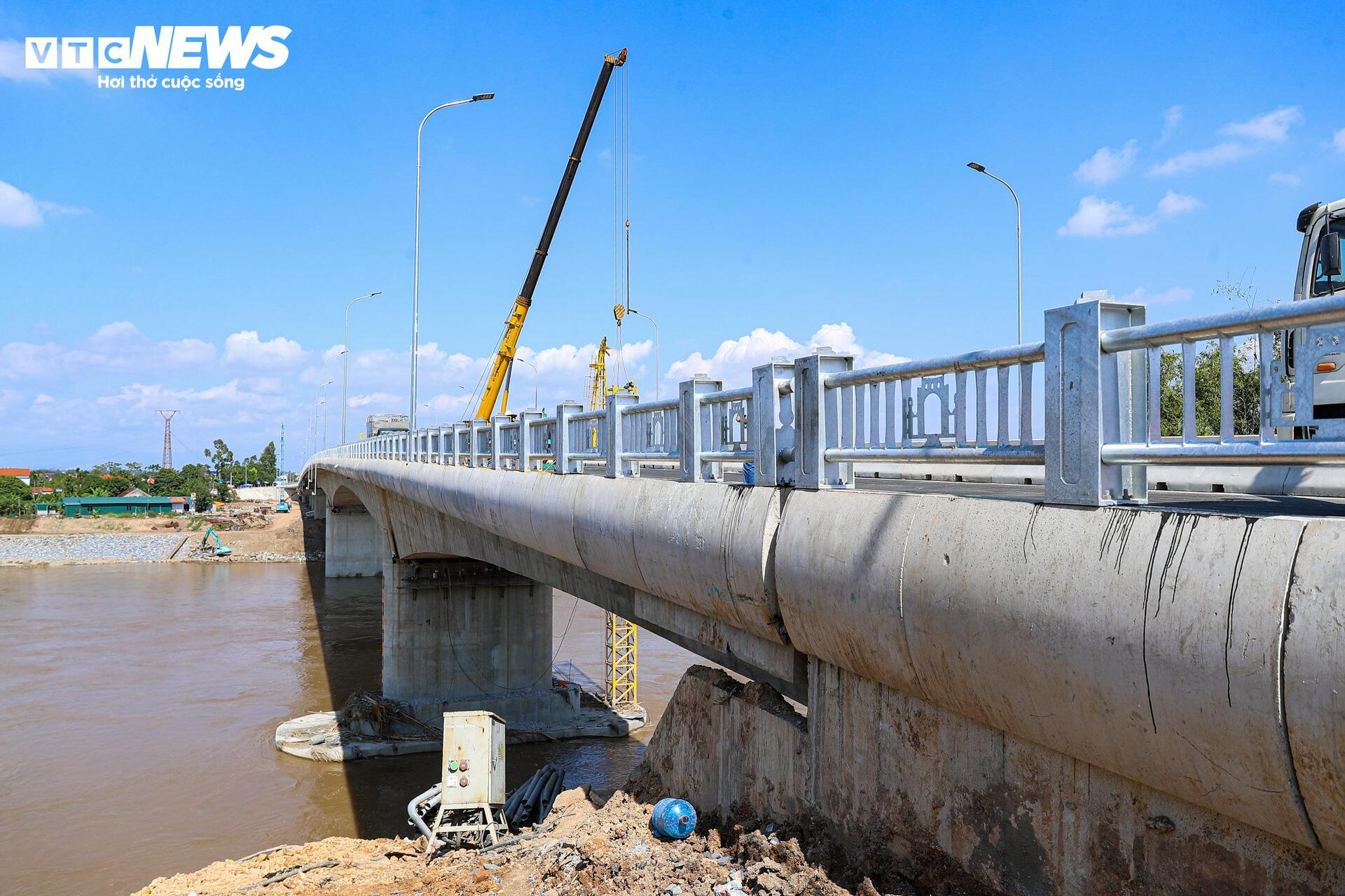 Diện mạo cầu Phong Châu nối hai bờ sông Hồng trước ngày thông xe- Ảnh 6.