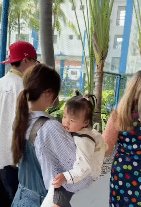 Học phí ngót nghét cả nửa tỷ/năm tại trường quốc tế cũng không ngăn được màn đi học muộn để đời của Alpha kid Nami nhà 