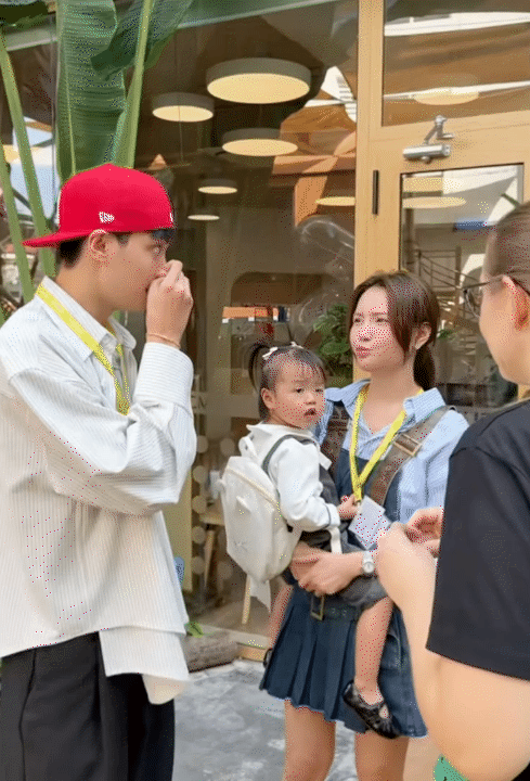 Học phí ngót nghét cả nửa tỷ/năm tại trường quốc tế cũng không ngăn được màn đi học muộn để đời của Alpha kid Nami nhà 