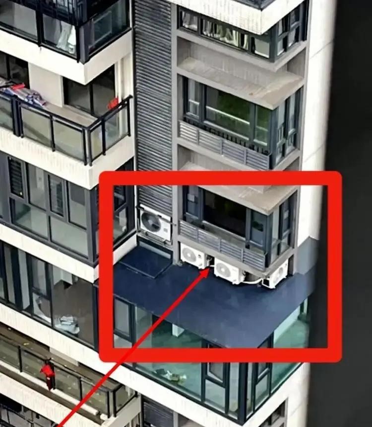Người đàn ông đi du lịch về phát hiện hàng xóm lắp 4 cục nóng điều hoà sát nhà mình, còn tuyên bố: “Ông dám tháo ra tôi sẽ làm ầm lên”- Ảnh 1. Người đàn ông đi du lịch về phát hiện hàng xóm lắp 4 cục nóng điều hoà sát nhà mình, còn tuyên bố: “Ông dám tháo ra tôi sẽ làm ầm lên”- Ảnh 1.
