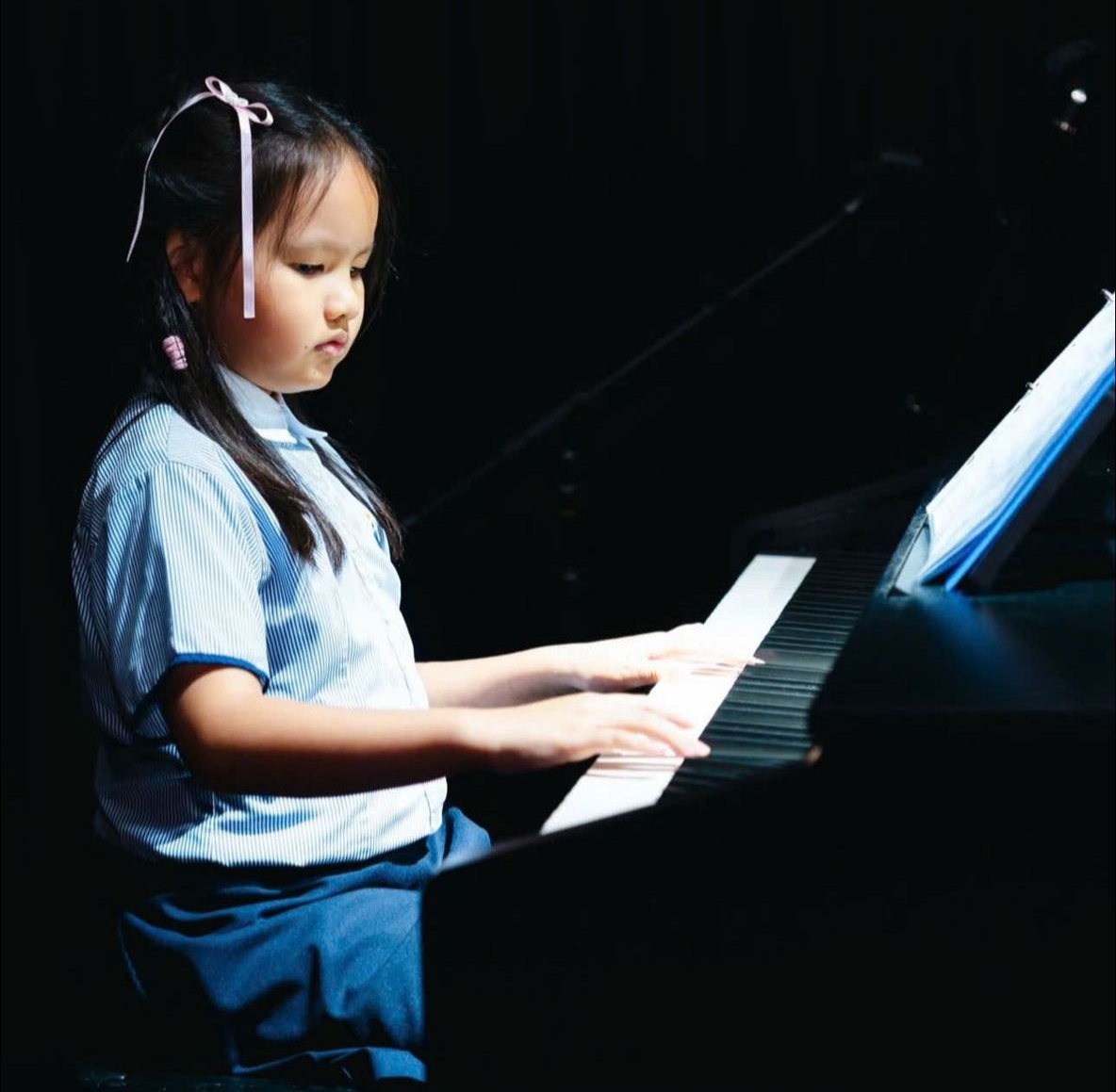 Bé gái Việt chơi đàn gây sốt MXH: Thì ra có mẹ là siêu mẫu, bố đại gia trăm tỷ, theo học trường đắt đỏ thế này!- Ảnh 1. Bé gái Việt chơi đàn gây sốt MXH: Thì ra có mẹ là siêu mẫu, bố đại gia trăm tỷ, theo học trường đắt đỏ thế này!- Ảnh 1.