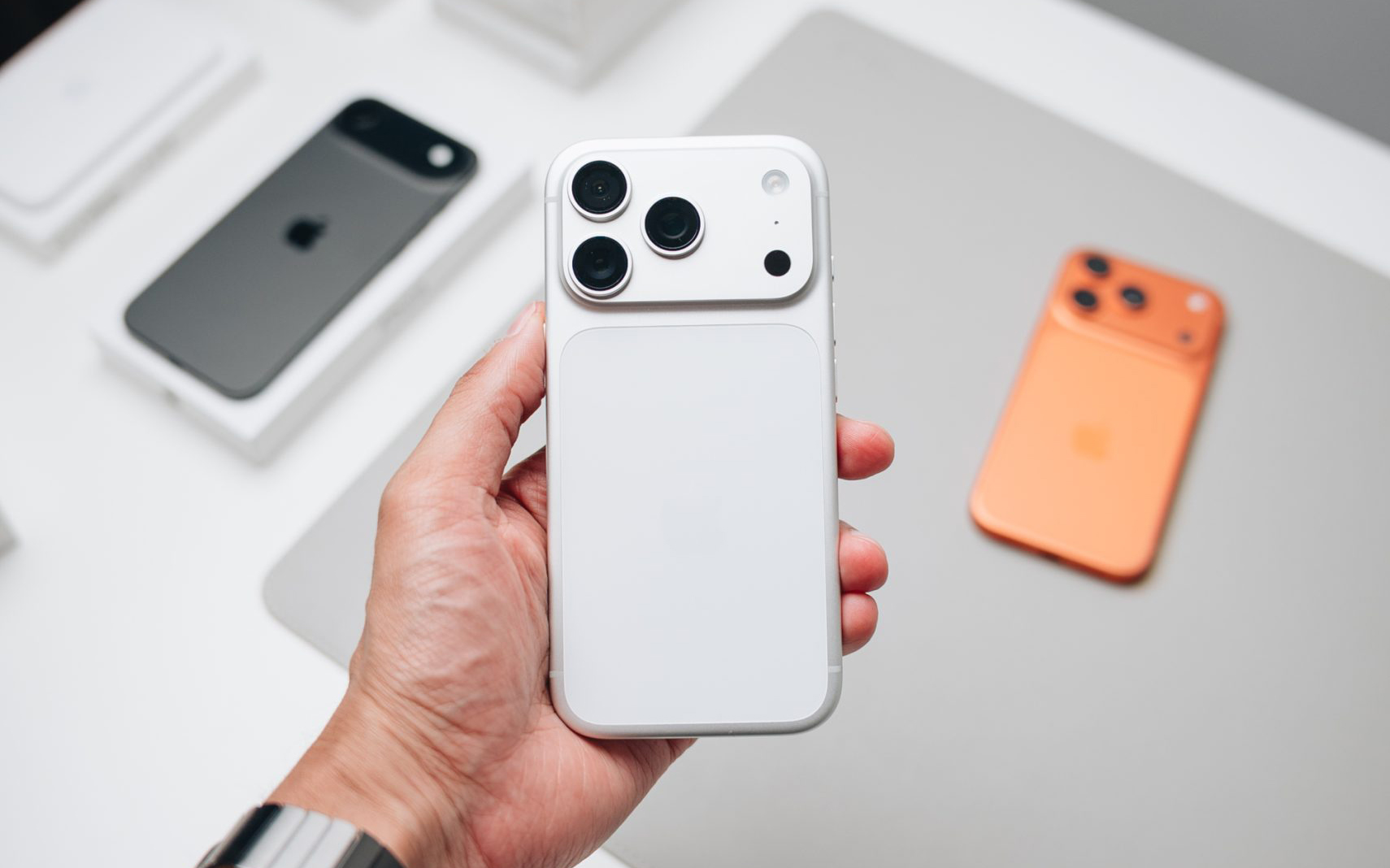 Không phải màu cam, một mẫu iPhone 17 Pro Max có giá tăng cao, bỏ thêm 10 triệu đồng cũng chưa chắc mua được- Ảnh 2.