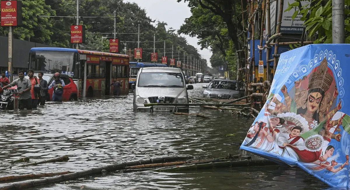 Mưa lớn gây tê liệt “thành phố niềm vui” của Ấn Độ, ít nhất 10 người thiệt mạng- Ảnh 2.