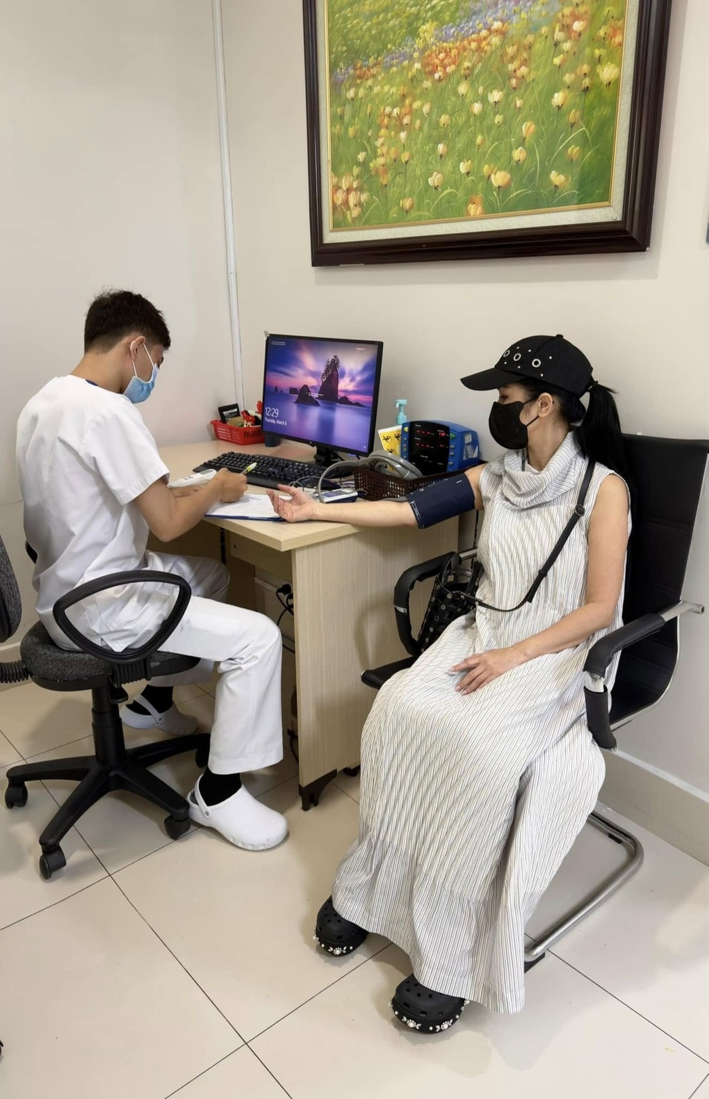 Ca sĩ Hồng Nhung nhập viện phẫu thuật- Ảnh 3.