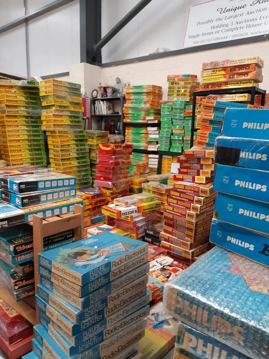 Người đàn ông sống cả năm trong nhà nghỉ giá rẻ, sau khi qua đời em trai đến nhà bàng hoàng phát hiện: “Sao anh tôi có 140 tỷ đồng?”- Ảnh 1.