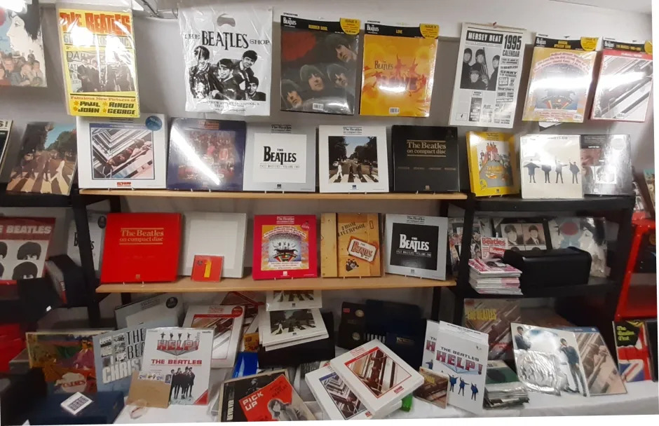 Người đàn ông sống cả năm trong nhà nghỉ giá rẻ, sau khi qua đời em trai đến nhà bàng hoàng phát hiện: “Sao anh tôi có 140 tỷ đồng?”- Ảnh 6.