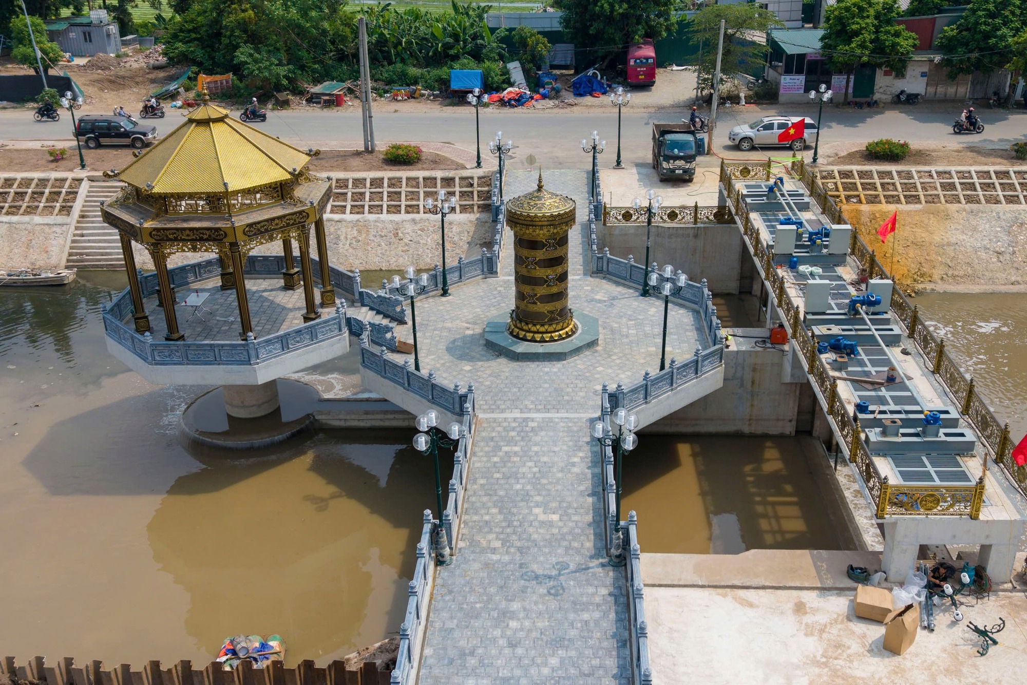 Cận cảnh đập dâng đầu tiên mang nguồn nước bổ cập mới cho sông Tô Lịch "hồi sinh"- Ảnh 2.