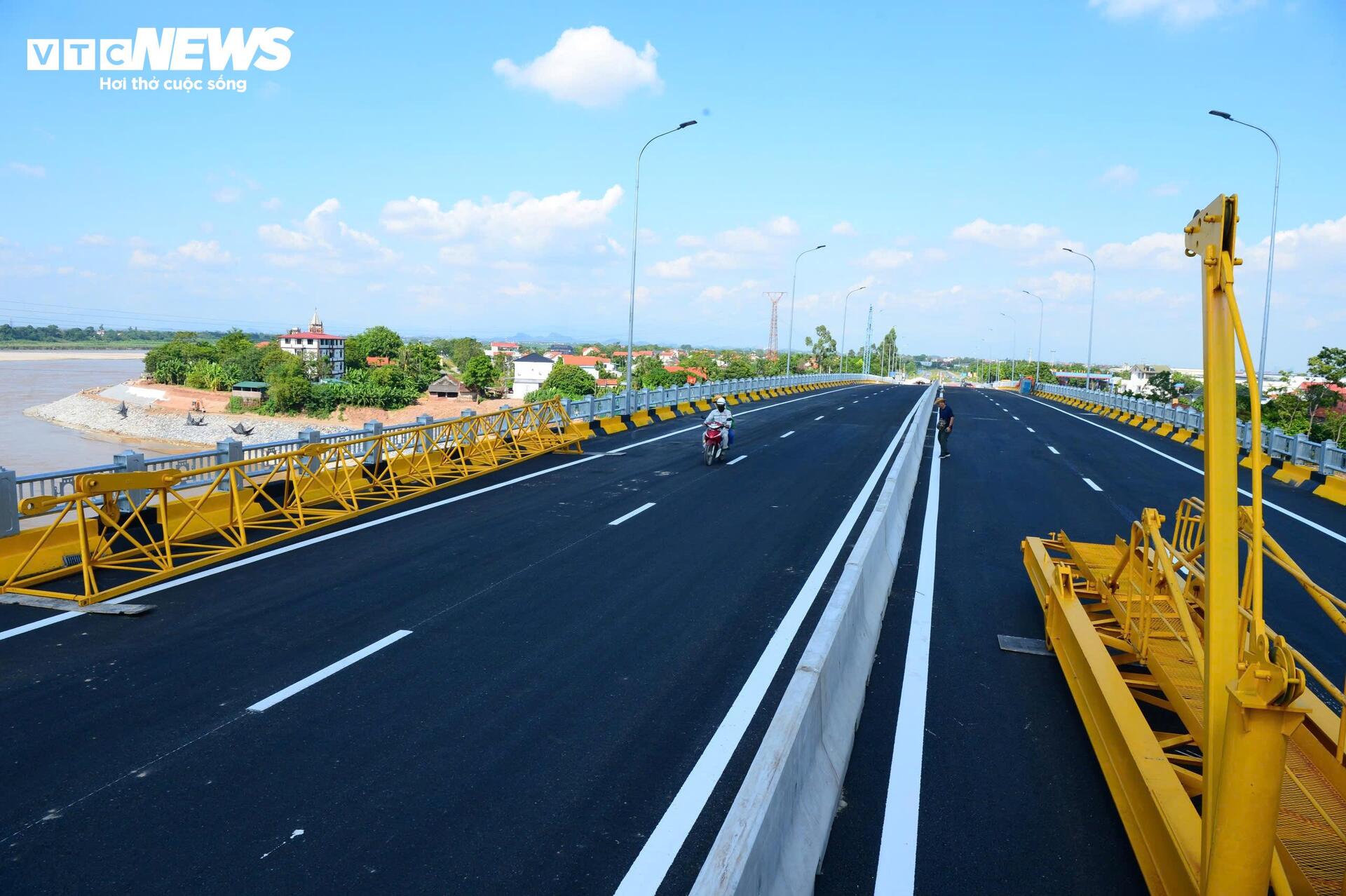 Diện mạo cầu Phong Châu nối hai bờ sông Hồng trước ngày thông xe- Ảnh 2.