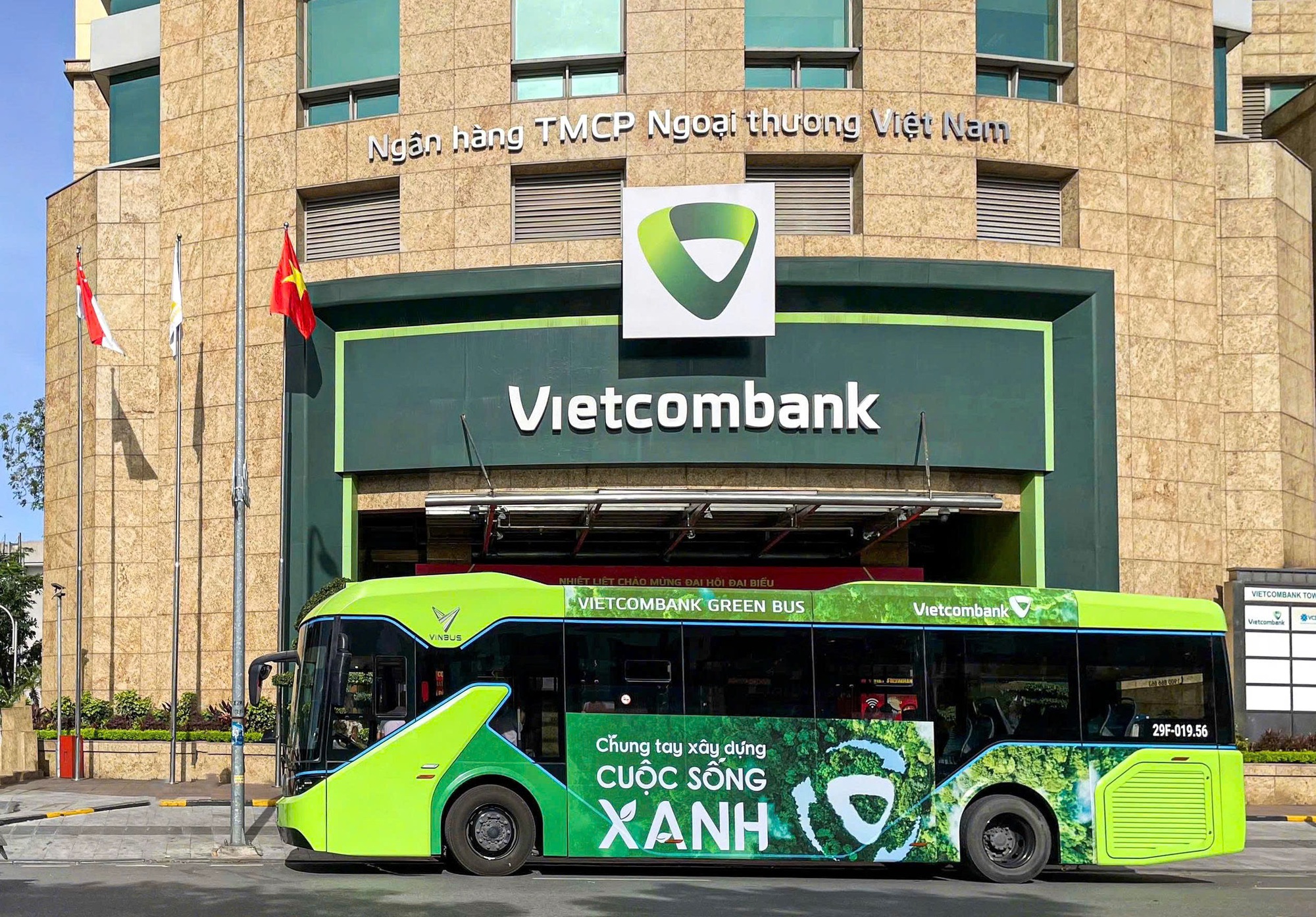 "Liên minh chiến lược" của tỷ phú Phạm Nhật Vượng bắt tay doanh nghiệp vàng bạc giá trị 480 triệu USD- Ảnh 2.