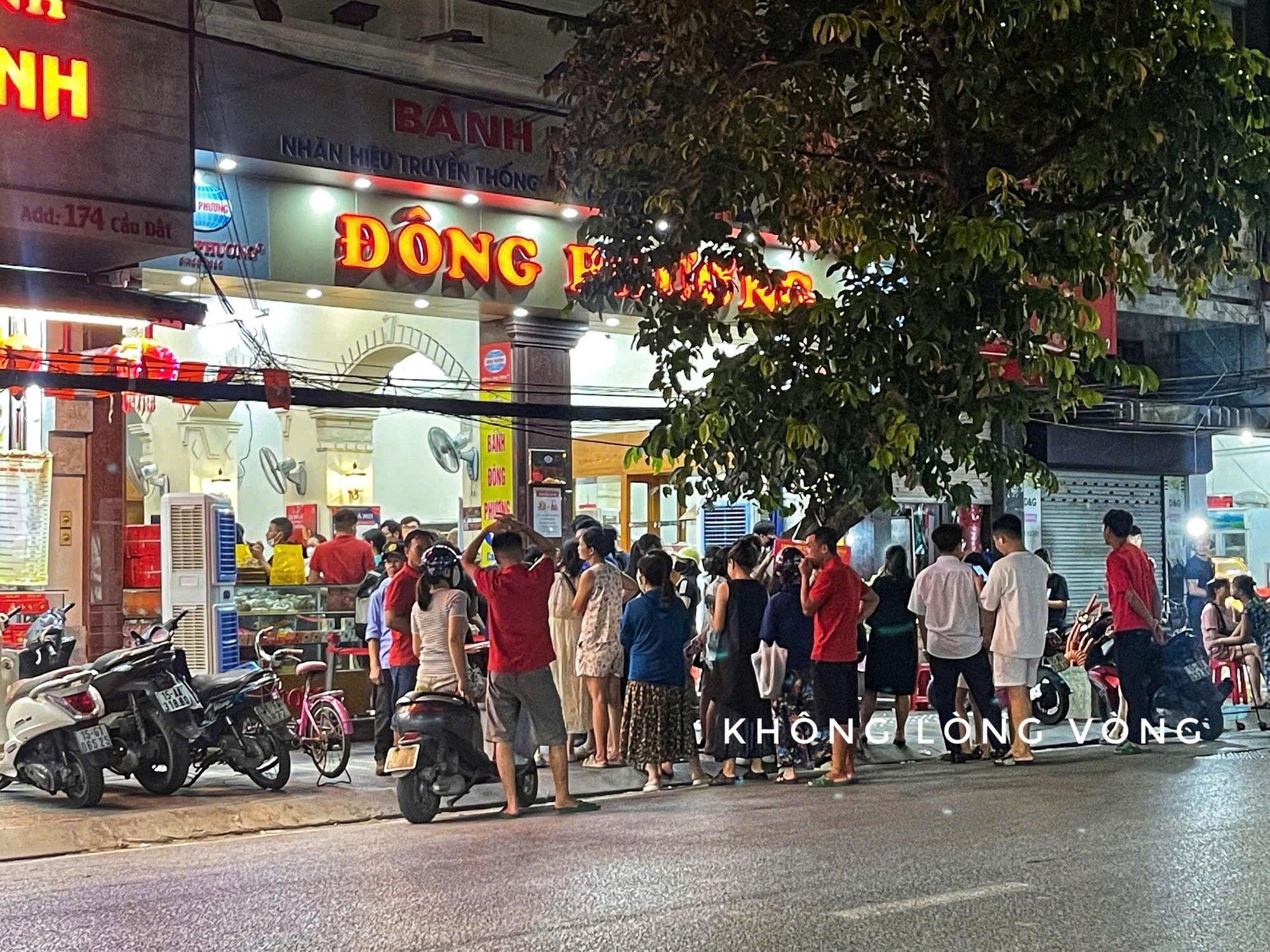 Bánh Trung thu Đông Phương năm nay: Vẫn cảnh xếp hàng dài, nhưng không còn gây sốt như trước?- Ảnh 1.