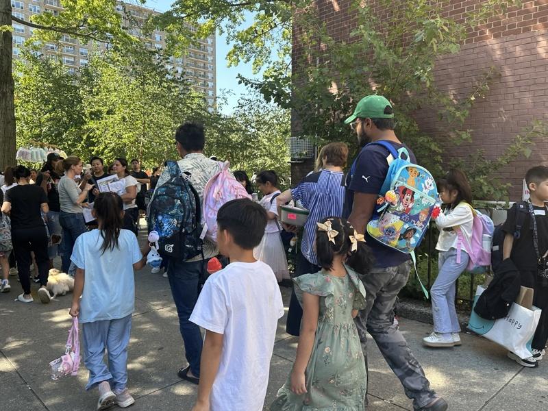 15 giờ 30 con tan học, 17 giờ bố mẹ công sở mới về: Khoảng trống khiến cả nhà xoay như chong chóng- Ảnh 2.