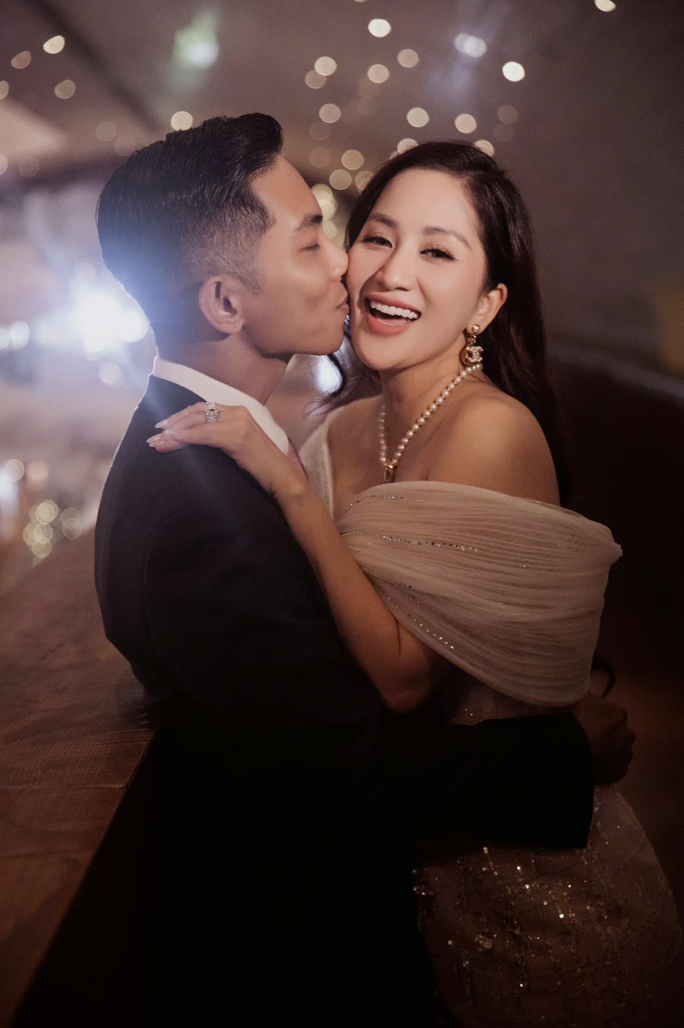 Ngoại hình nam nghệ sĩ là học trò kiêm chồng kém 11 tuổi của nữ Viện trưởng, sở hữu nhà 800m2 tại Bình Thạnh- Ảnh 9.