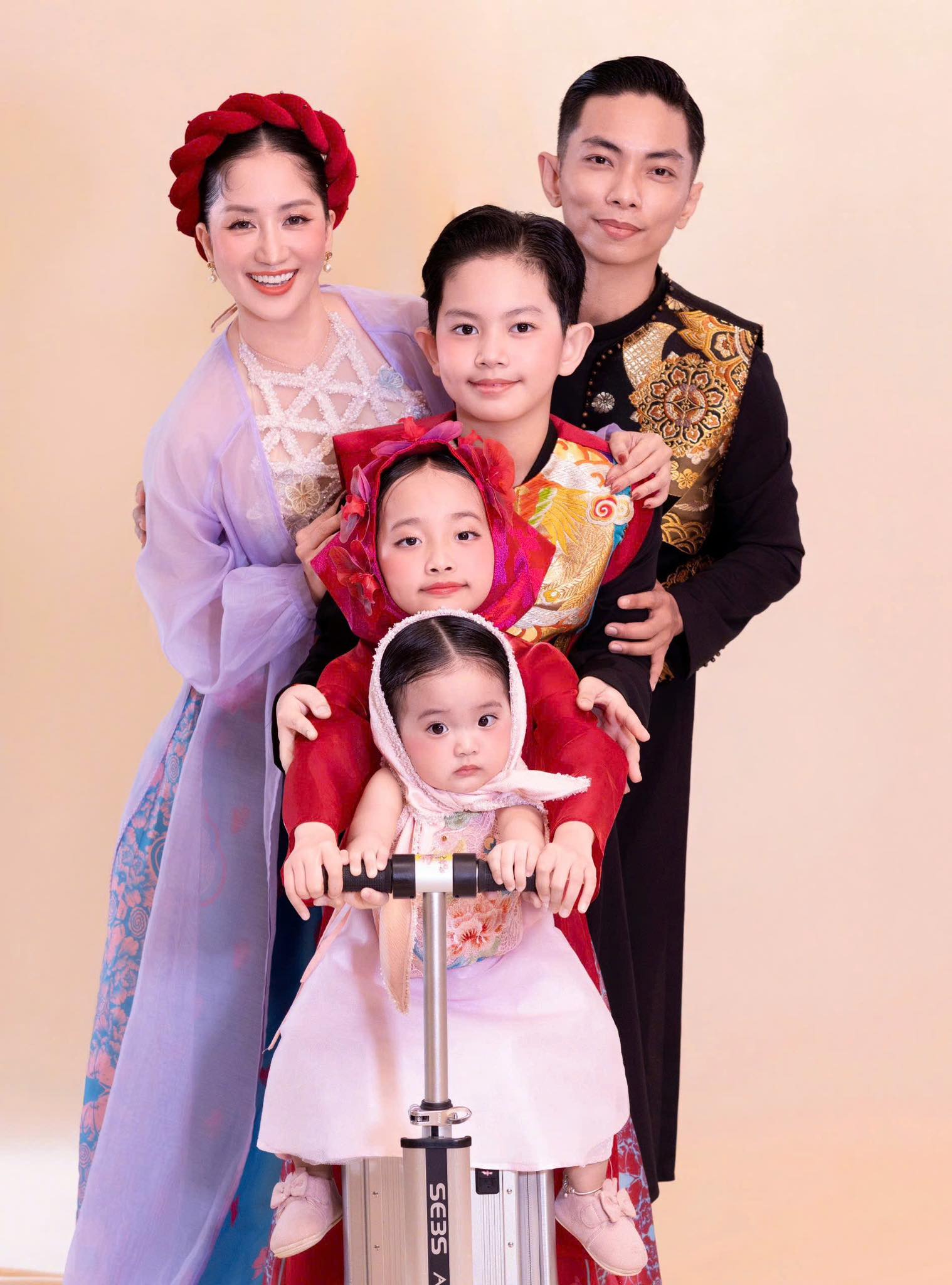 Ngoại hình nam nghệ sĩ là học trò kiêm chồng kém 11 tuổi của nữ Viện trưởng, sở hữu nhà 800m2 tại Bình Thạnh- Ảnh 5.