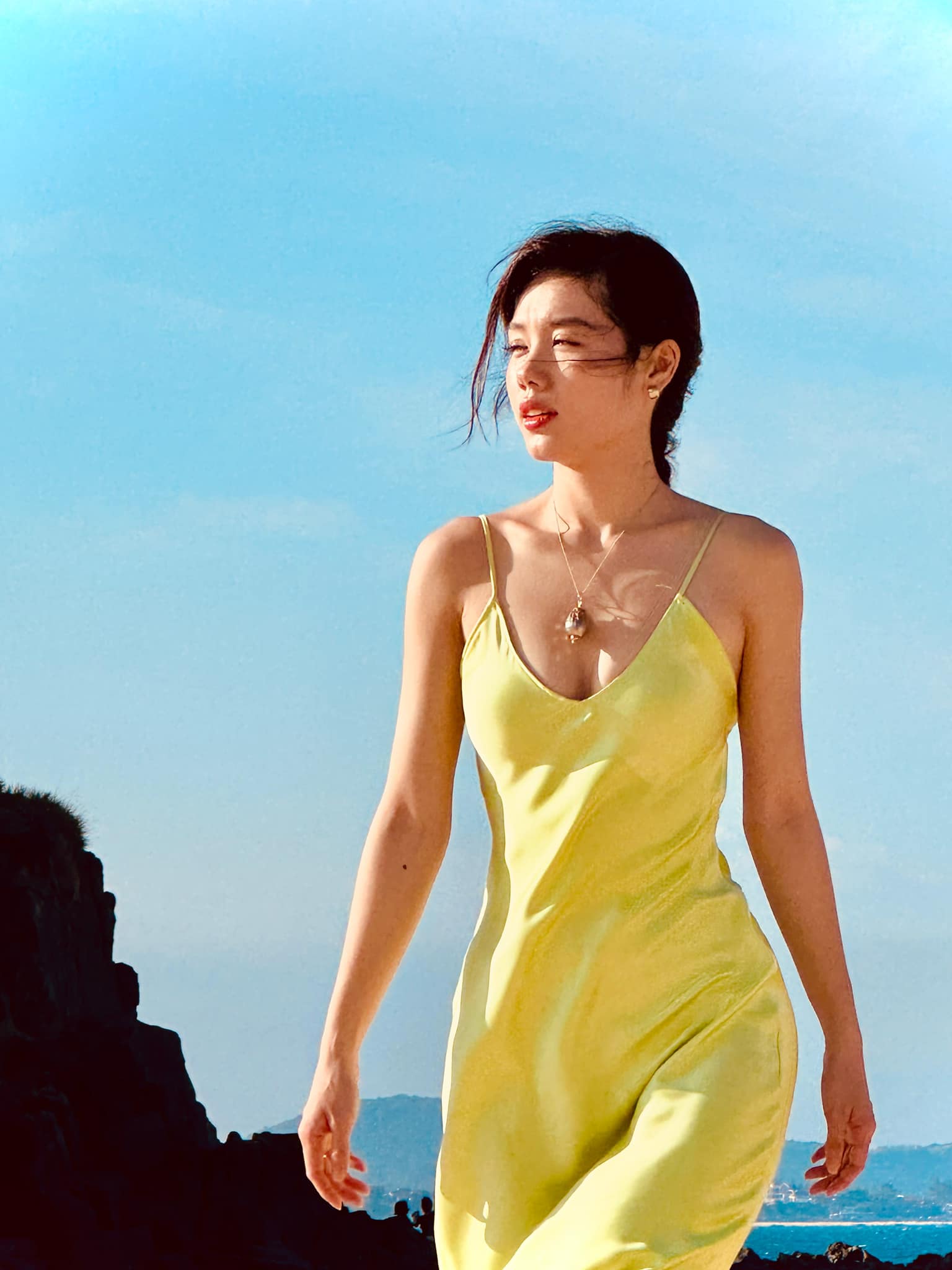 Nữ tiếp viên hàng không tóc ngắn trong Tử chiến trên không: Dáng đẹp, mặt cực xinh nhưng thứ lấn át tất cả là diễn xuất “nổi da gà”- Ảnh 11.