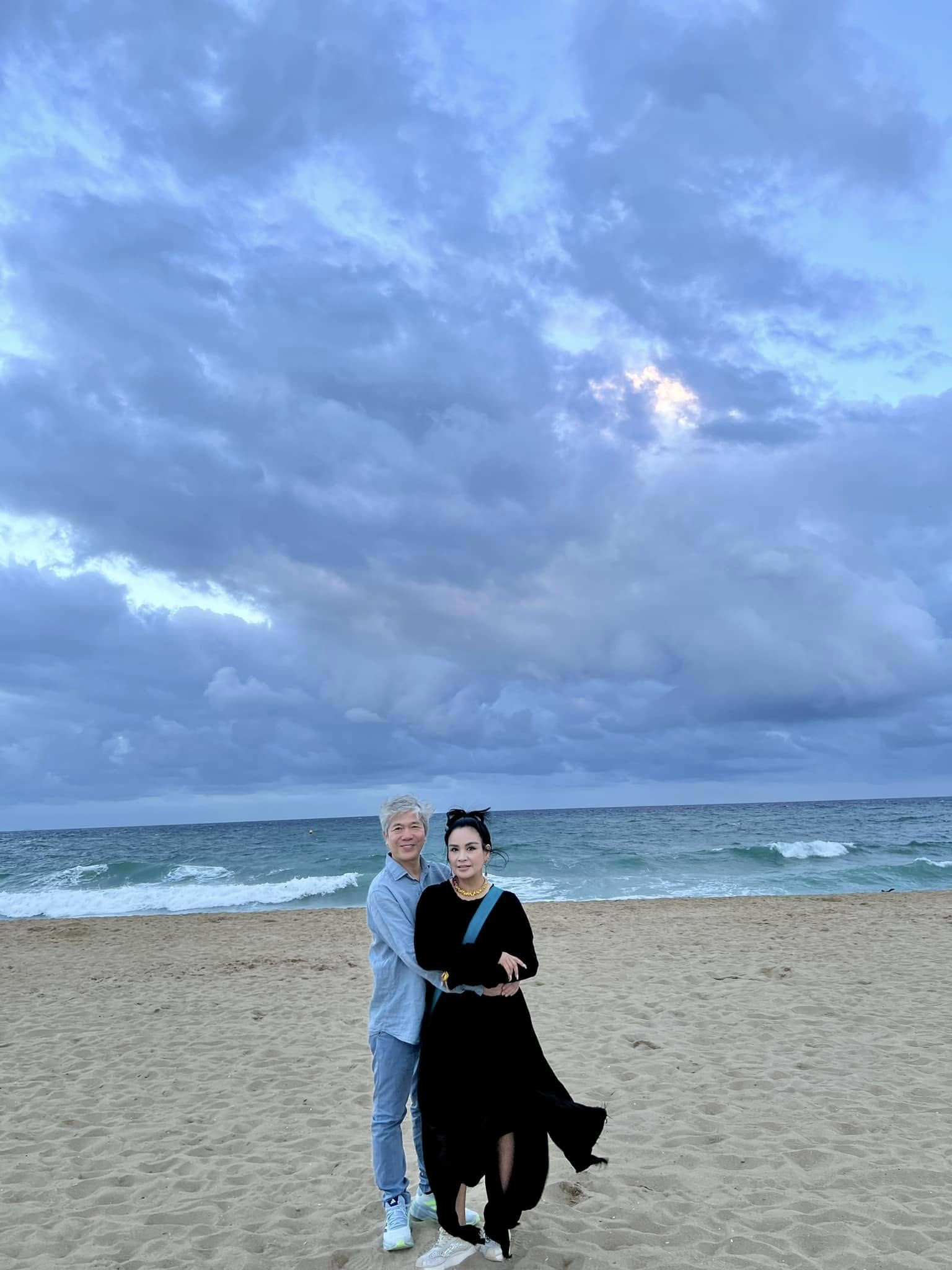 Loạt ảnh quấn quýt không rời của nữ NSND U60 và chồng sắp cưới- Ảnh 5. Loạt ảnh quấn quýt không rời của nữ NSND U60 và chồng sắp cưới- Ảnh 5.