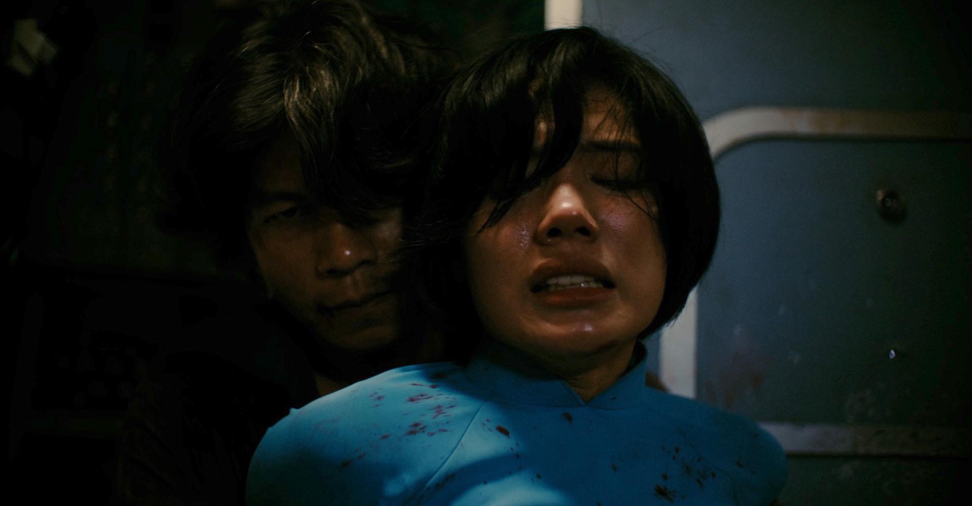 Nữ tiếp viên hàng không tóc ngắn trong Tử chiến trên không: Dáng đẹp, mặt cực xinh nhưng thứ lấn át tất cả là diễn xuất “nổi da gà”- Ảnh 3.