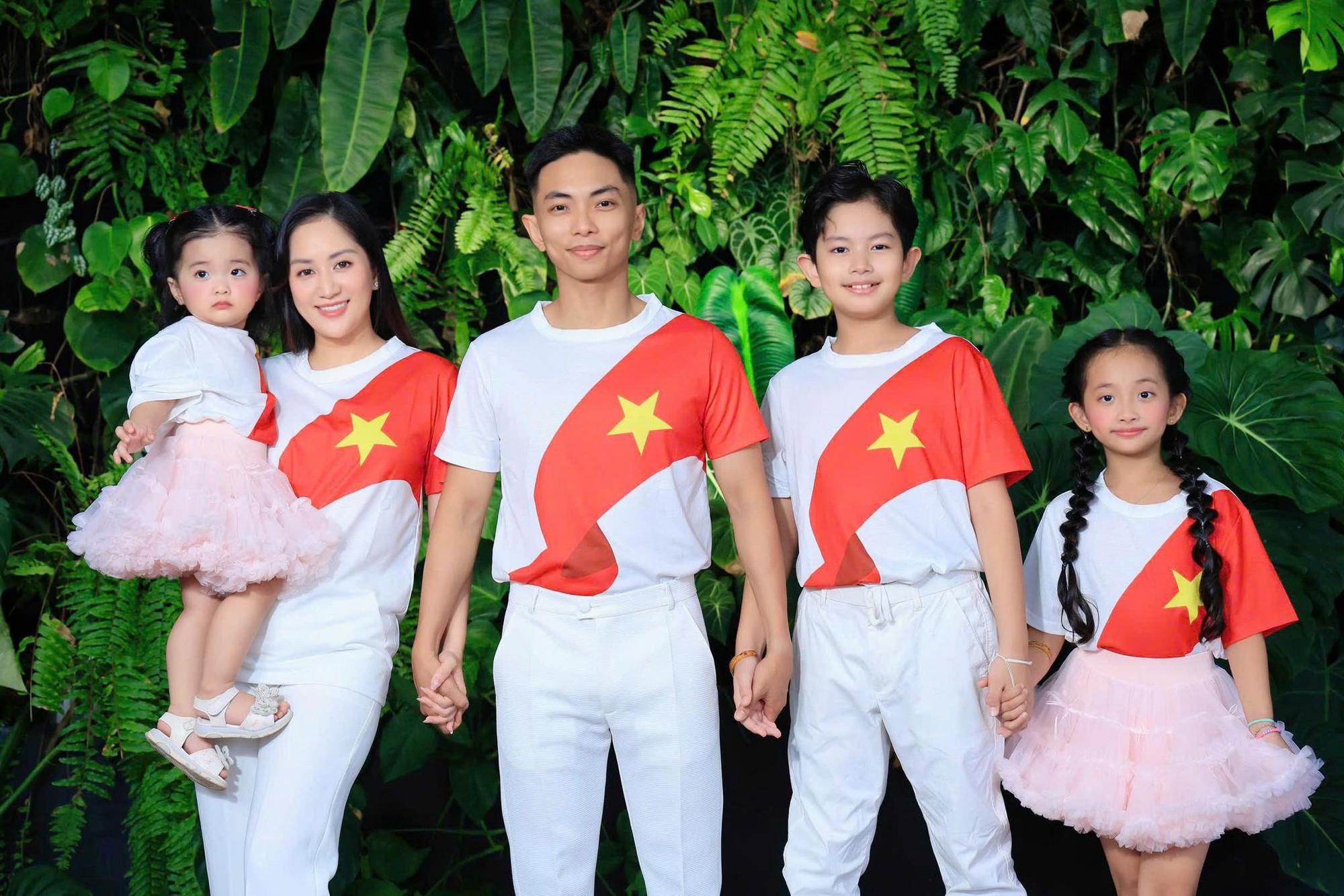 Ngoại hình nam nghệ sĩ là học trò kiêm chồng kém 11 tuổi của nữ Viện trưởng, sở hữu nhà 800m2 tại Bình Thạnh- Ảnh 6.