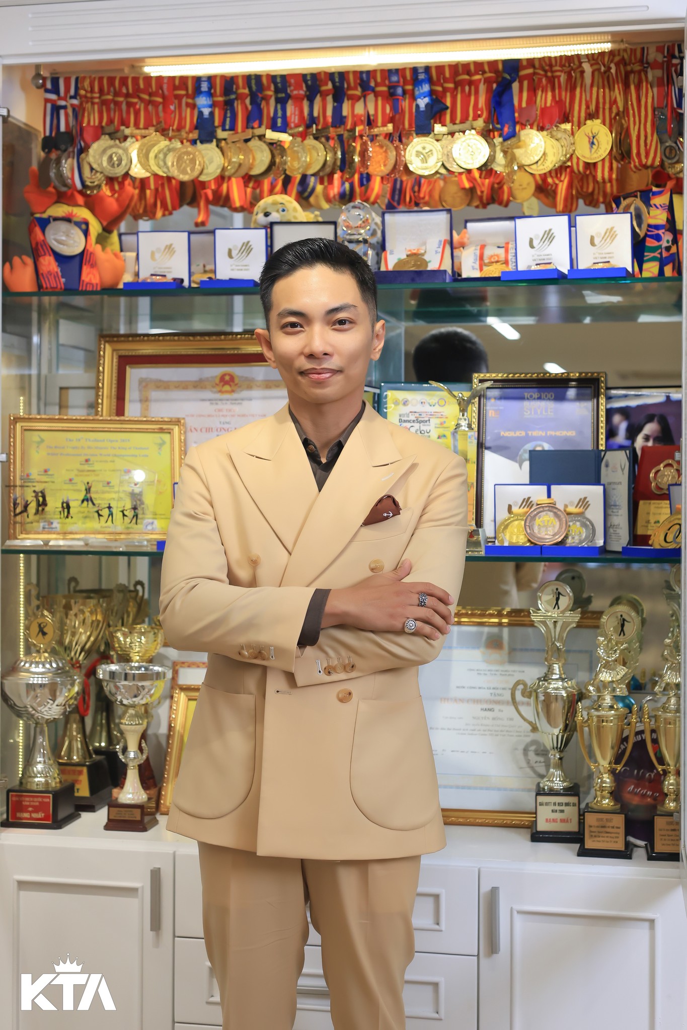 Ngoại hình nam nghệ sĩ là học trò kiêm chồng kém 11 tuổi của nữ Viện trưởng, sở hữu nhà 800m2 tại Bình Thạnh- Ảnh 12.