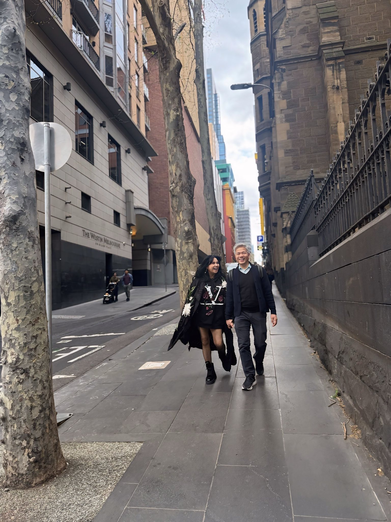 Loạt ảnh quấn quýt không rời của nữ NSND U60 và chồng sắp cưới- Ảnh 8. Loạt ảnh quấn quýt không rời của nữ NSND U60 và chồng sắp cưới- Ảnh 8.