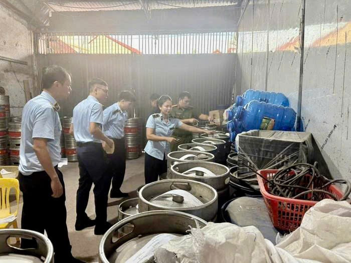 Công an điều tra vụ sản xuất bia hơi giả mạo nhãn hiệu- Ảnh 1.