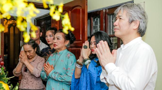 Loạt ảnh quấn quýt không rời của nữ NSND U60 và chồng sắp cưới- Ảnh 2. Loạt ảnh quấn quýt không rời của nữ NSND U60 và chồng sắp cưới- Ảnh 2.