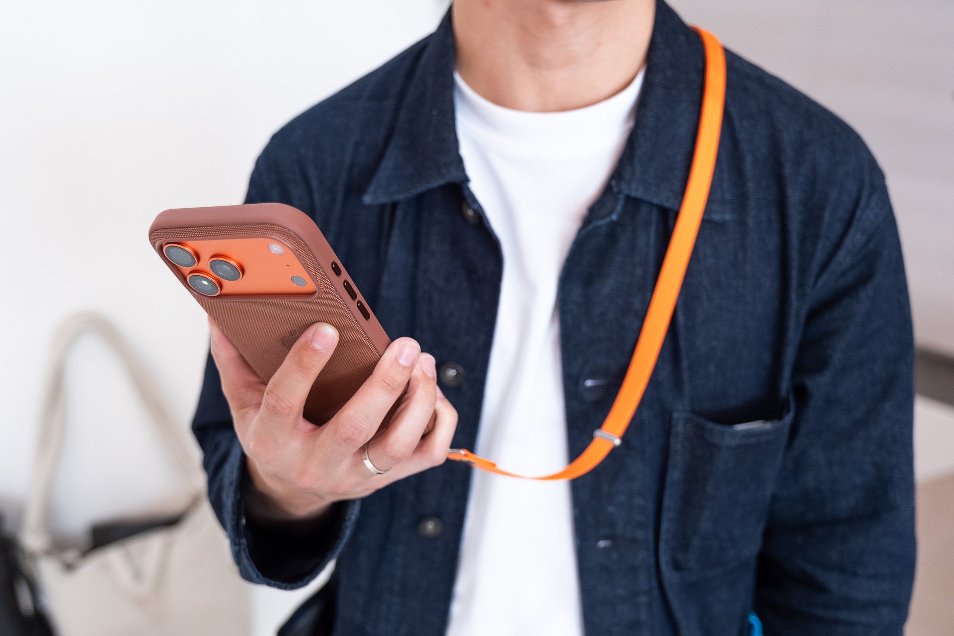 Dây đeo iPhone 17 của Apple biến thành phụ kiện thời trang mới, có đẹp không mà bán tới 1,4 triệu?- Ảnh 2.