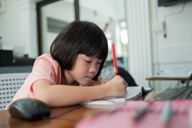 Sự thật tàn nhẫn phía sau lời khen “Con thật thông minh”: Đọc xong xin đừng nói với trẻ nữa- Ảnh 1. Sự thật tàn nhẫn phía sau lời khen “Con thật thông minh”: Đọc xong xin đừng nói với trẻ nữa- Ảnh 1.