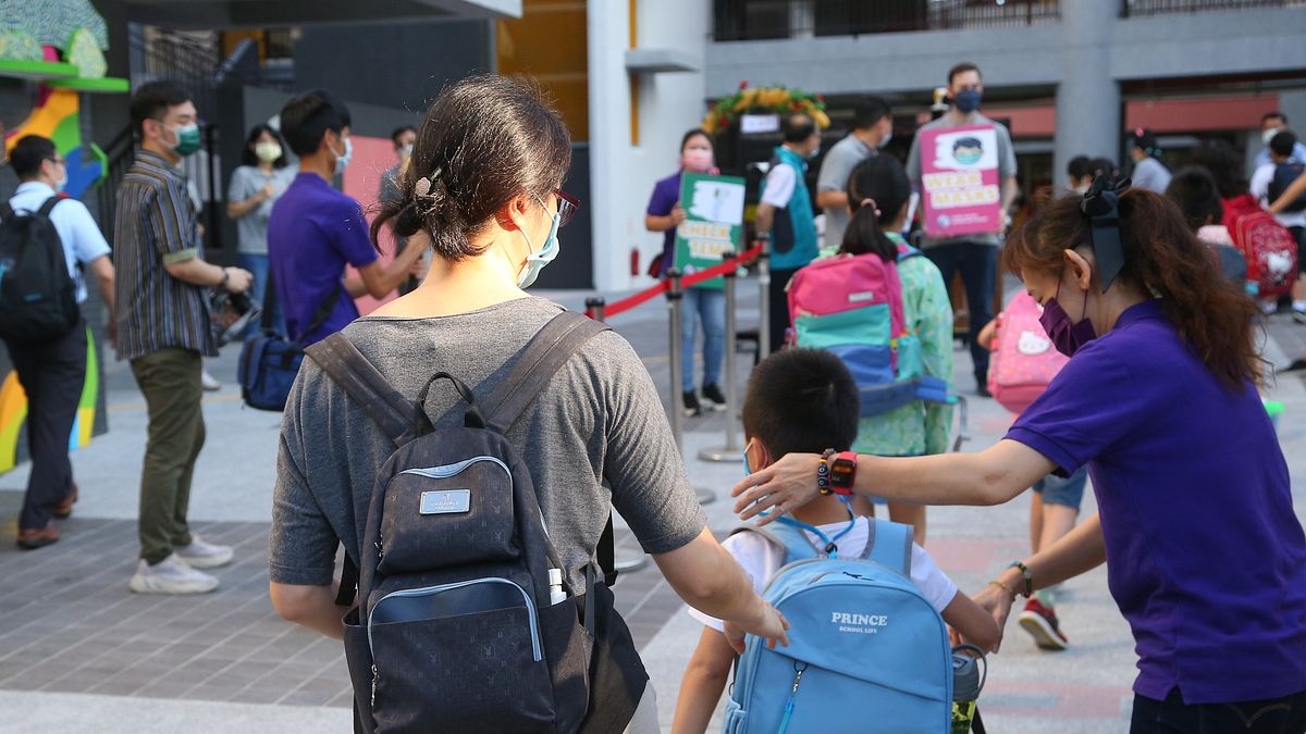 15 giờ 30 con tan học, 17 giờ bố mẹ công sở mới về: Khoảng trống khiến cả nhà xoay như chong chóng- Ảnh 1.