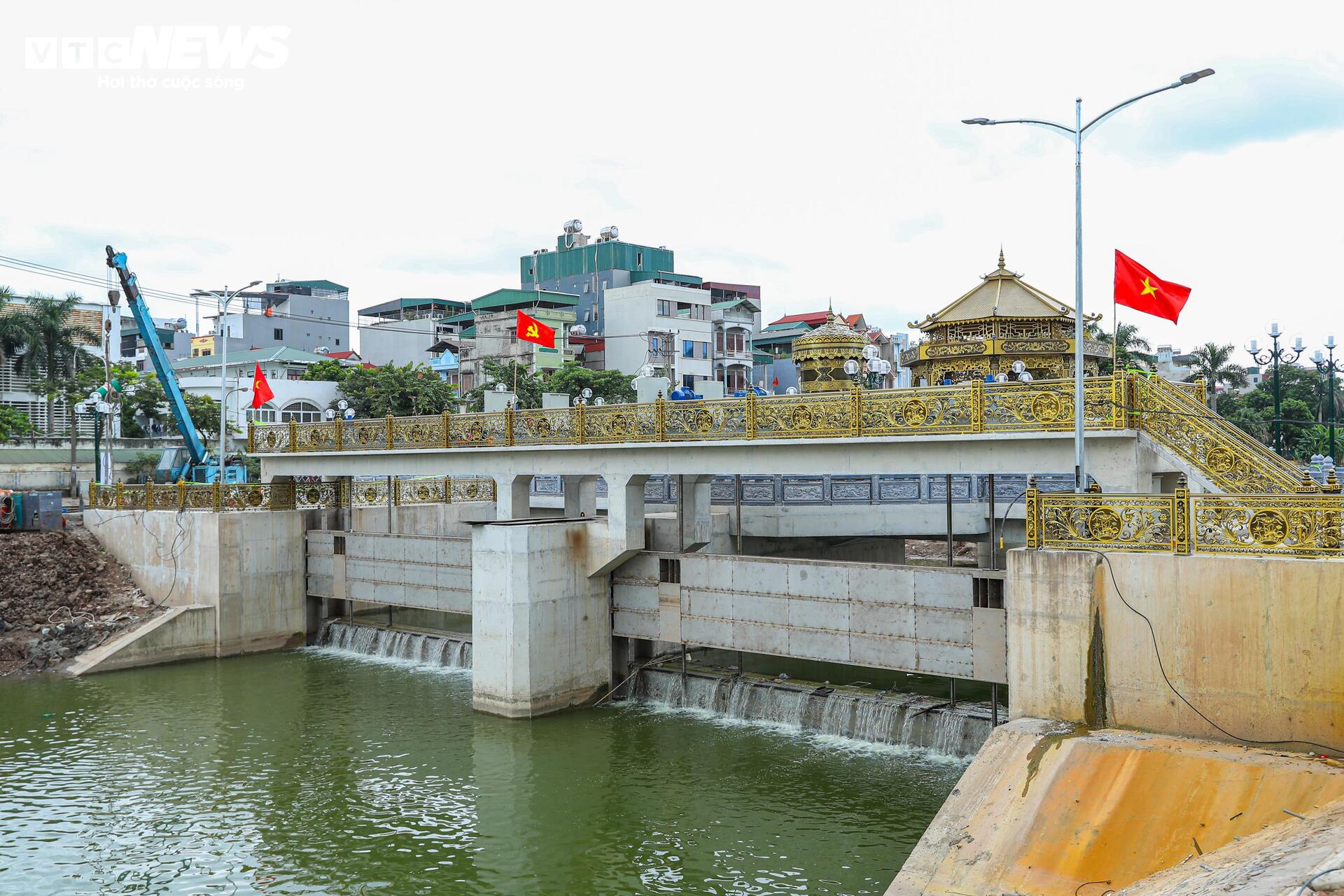 Đập dâng đầu tiên hoạt động, mang dòng nước xanh ‘hồi sinh’ sông Tô Lịch- Ảnh 2.