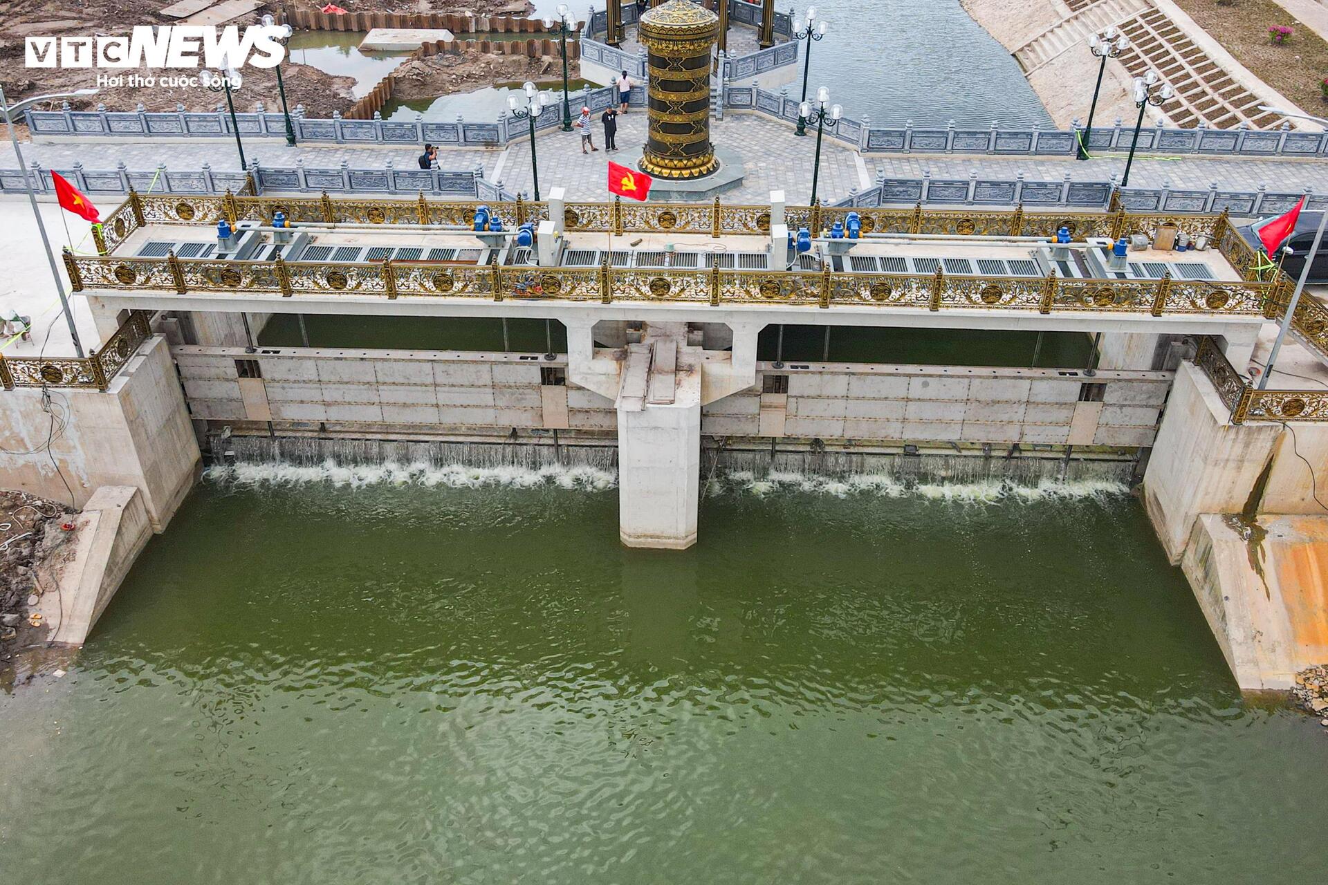 Đập dâng đầu tiên hoạt động, mang dòng nước xanh ‘hồi sinh’ sông Tô Lịch- Ảnh 1.
