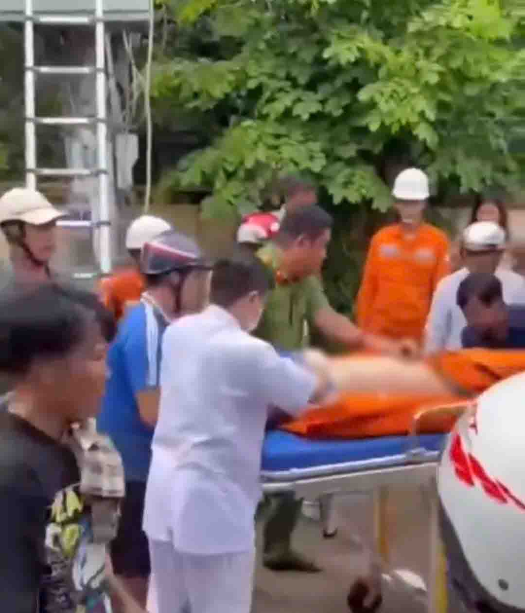 Nhân viên điện lực tử vong, nghi đột quỵ trên cột điện- Ảnh 1.