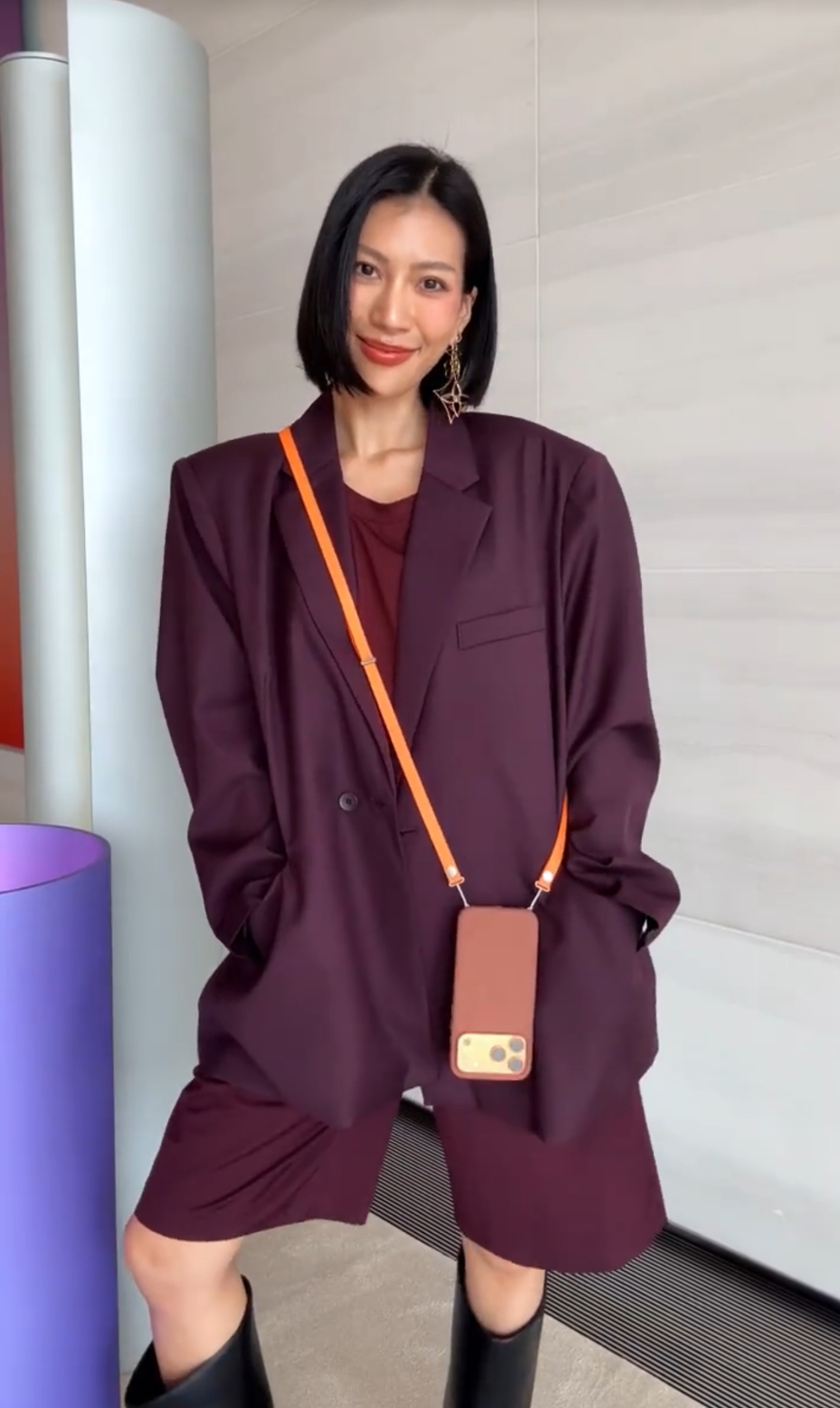 Dây đeo iPhone 17 của Apple biến thành phụ kiện thời trang mới, có đẹp không mà bán tới 1,4 triệu?- Ảnh 3.