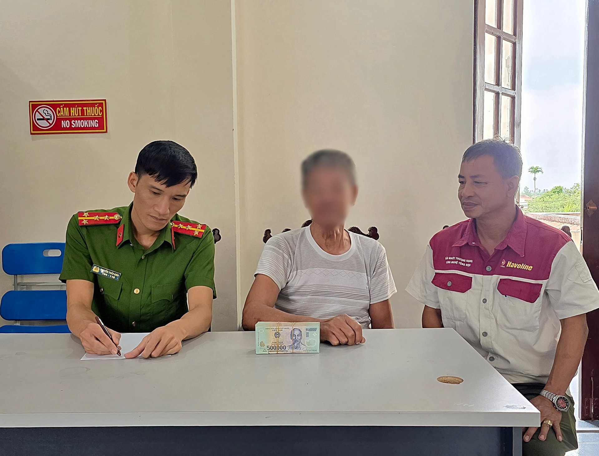 Cụ ông 66 tuổi ở Hải Phòng đi rút 250 triệu tiền tiết kiệm để làm thủ tục liên quan đến bảo hiểm: Công an xã phải vào cuộc gấp- Ảnh 1.