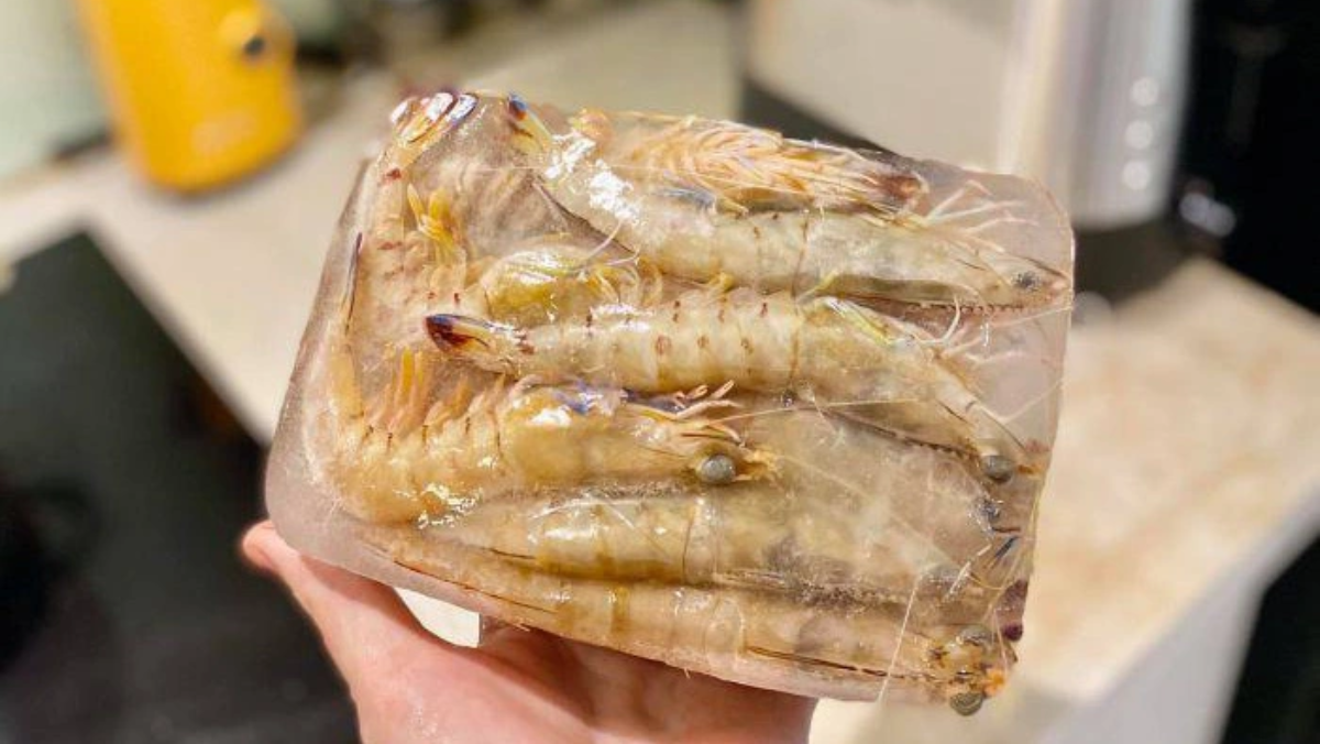 Rã đông tôm mà ngâm vào bát nước là sai lầm: Chủ cửa hàng hải sản dạy một mẹo cực nhanh, chưa đến 5 phút- Ảnh 1. Rã đông tôm mà ngâm vào bát nước là sai lầm: Chủ cửa hàng hải sản dạy một mẹo cực nhanh, chưa đến 5 phút- Ảnh 1.