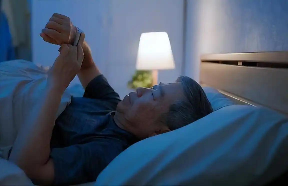 Người cao tuổi ᵭi ngủ quá sớm có nguy cơ gì? Nhiḕu bác sĩ ⱪhuyên người trên 65 tuổi nên cṓ gắng ngủ vào thời ᵭiểm này- Ảnh 1.