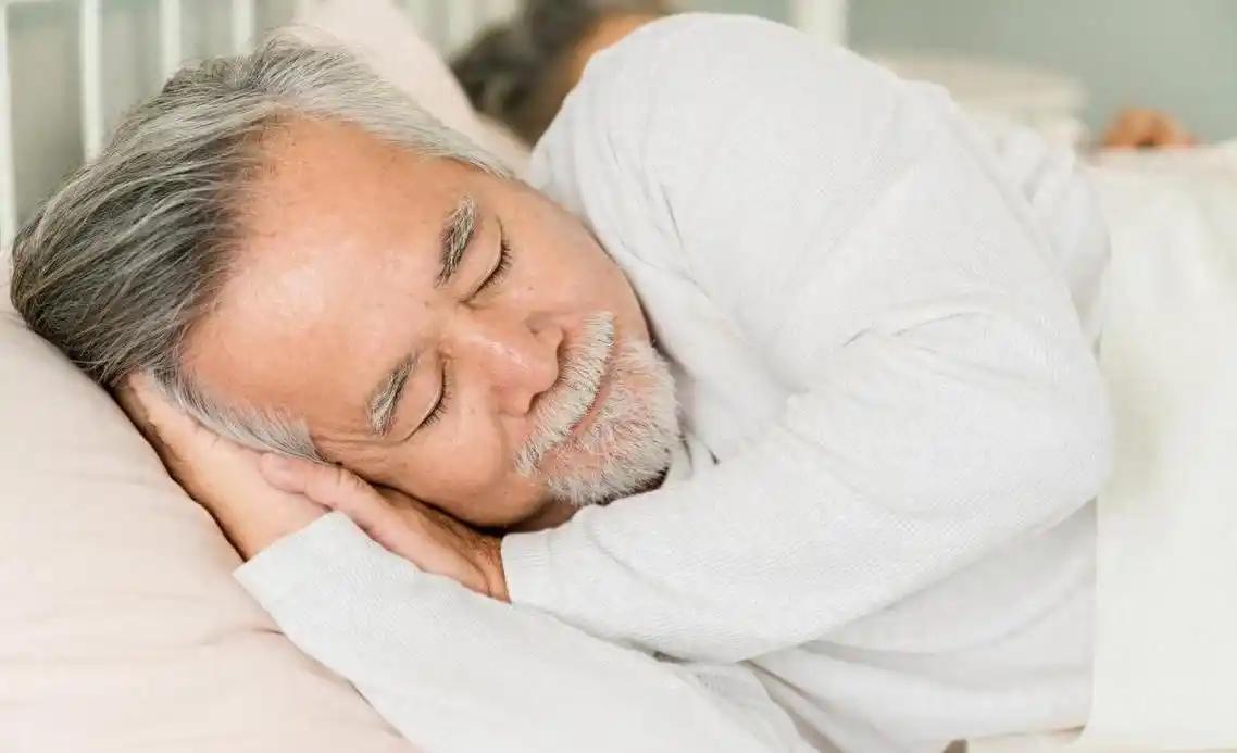 Người cao tuổi ᵭi ngủ quá sớm có nguy cơ gì? Nhiḕu bác sĩ ⱪhuyên người trên 65 tuổi nên cṓ gắng ngủ vào thời ᵭiểm này- Ảnh 2.