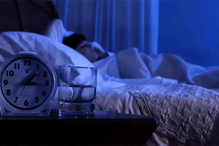 Người cao tuổi ᵭi ngủ quá sớm có nguy cơ gì? Nhiḕu bác sĩ ⱪhuyên người trên 65 tuổi nên cṓ gắng ngủ vào thời ᵭiểm này- Ảnh 3.