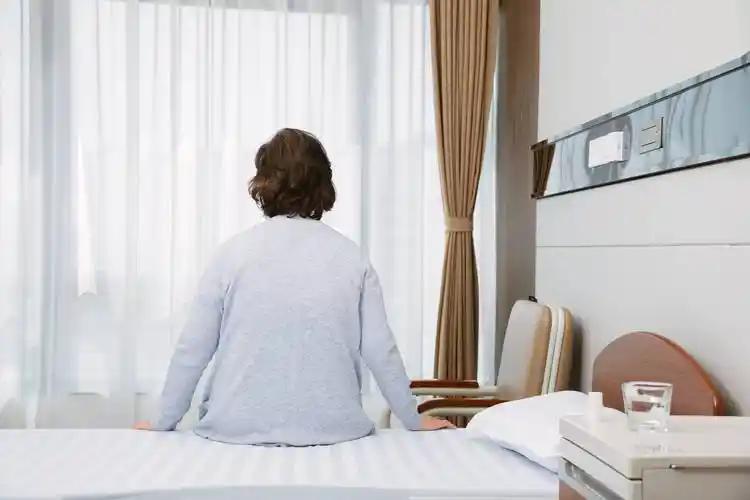 Người cao tuổi ᵭi ngủ quá sớm có nguy cơ gì? Nhiḕu bác sĩ ⱪhuyên người trên 65 tuổi nên cṓ gắng ngủ vào thời ᵭiểm này- Ảnh 4.