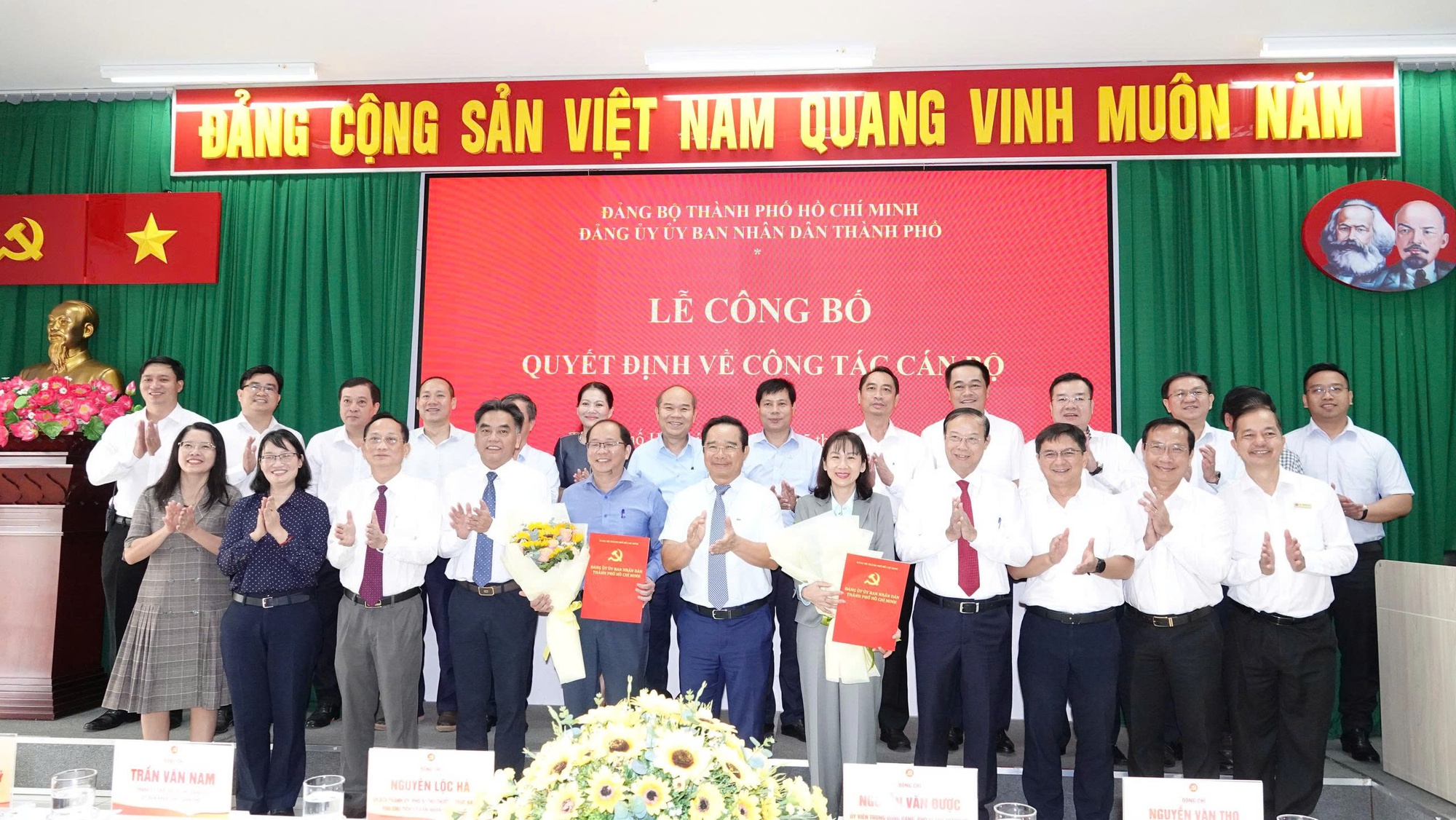 Chánh Văn phòng UBND TP HCM và Giám đốc Sở Nội vụ  nhận thêm nhiệm vụ- Ảnh 2.