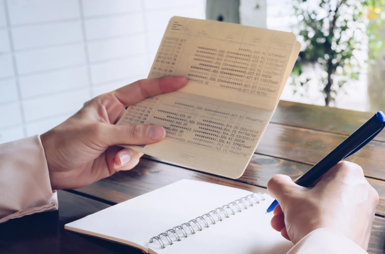 Gửi tiết kiệm 11 tỷ đồng, cụ bà chết sững nhận về đúng 11 tỷ đồng sau 3 năm, ngân hàng khẳng định: "Chúng tôi không lừa bà"- Ảnh 2.