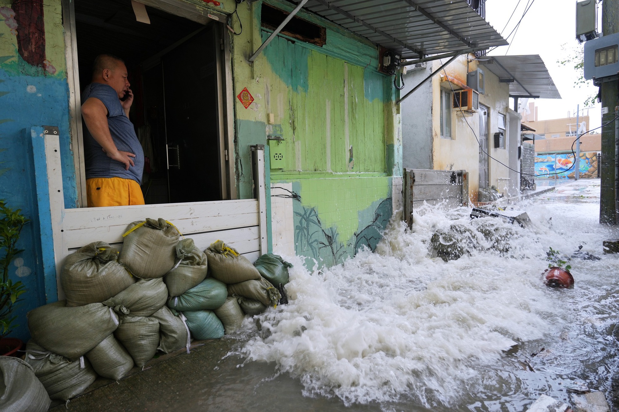 Hong Kong (Trung Quốc) thiệt hại hàng chục nghìn tỷ đồng trong 2 ngày "tê liệt" do siêu bão Ragasa quần thảo- Ảnh 2. Hong Kong (Trung Quốc) thiệt hại hàng chục nghìn tỷ đồng trong 2 ngày "tê liệt" do siêu bão Ragasa quần thảo- Ảnh 2.