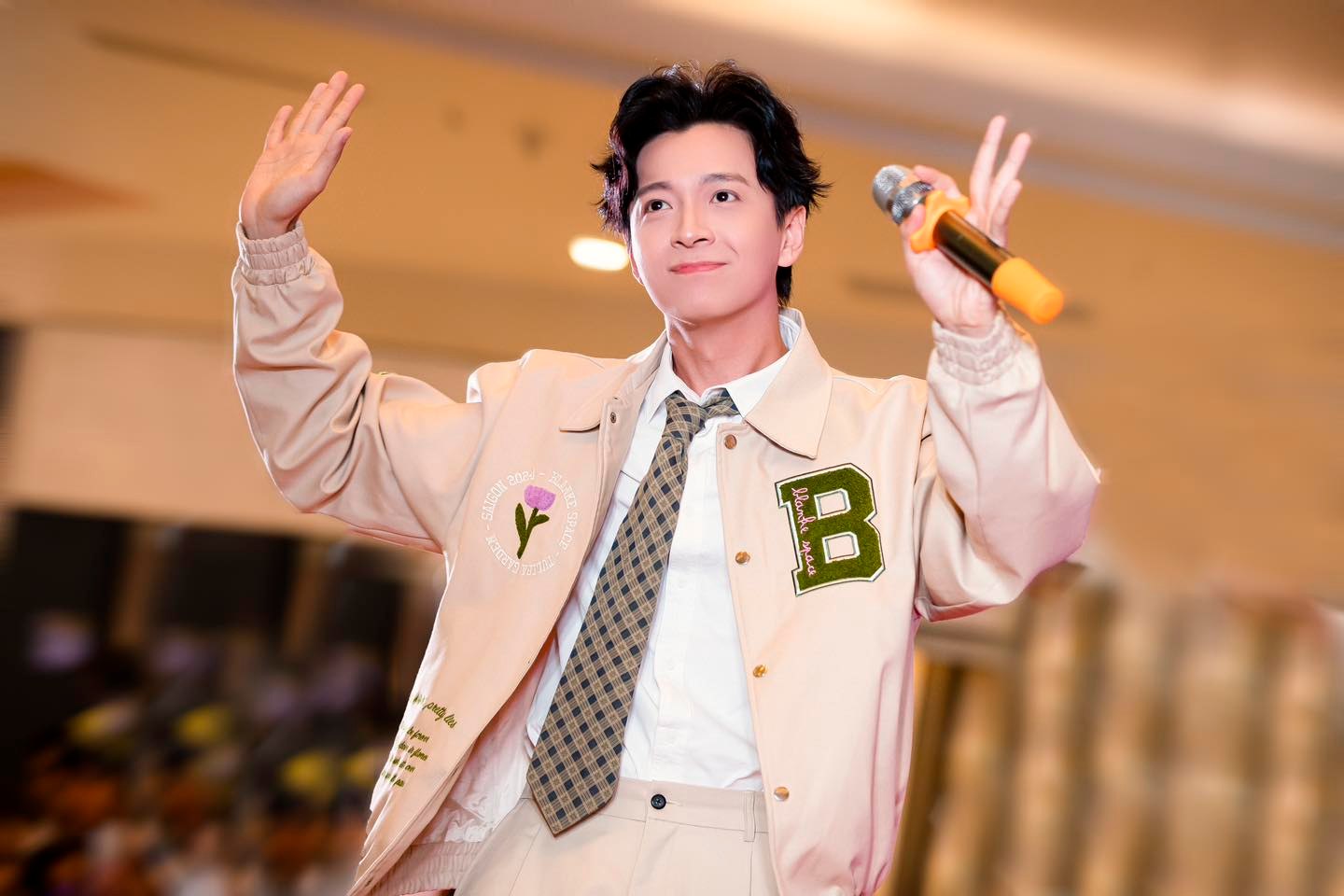 Ngoại hình điển trai của “phú ông” showbiz Việt, mỗi quận sở hữu 2 căn nhà, U40 chưa vợ- Ảnh 3.