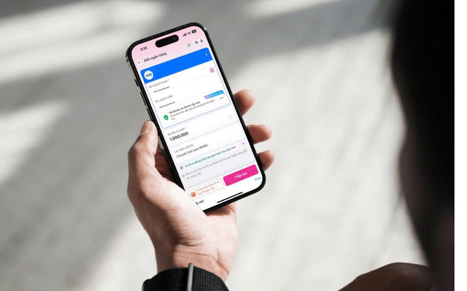 Suýt mất sạch tiền vì nhận tin nhắn “trúng thưởng iPhone”, khách hàng thoát bẫy nhờ gọi tổng đài- Ảnh 1.