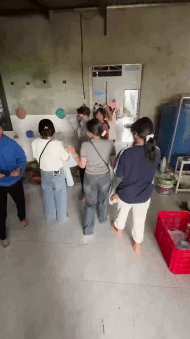 Trung bình nhà miền Tây: Rộng muốn tiền đình, thiết kế mỗi chỗ 1 kiểu, xin phép hỏi gia chủ làm gì mà giàu thế!- Ảnh 1.