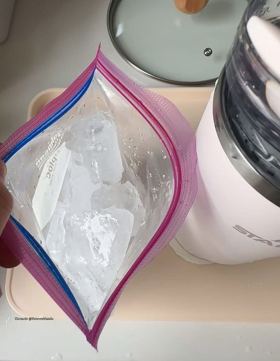 Người miền Tây chỉ cách làm đá không cần khay cực tiện - kèm loạt mẹo vặt siêu hay ai cũng áp dụng được- Ảnh 5. Người miền Tây chỉ cách làm đá không cần khay cực tiện - kèm loạt mẹo vặt siêu hay ai cũng áp dụng được- Ảnh 5.