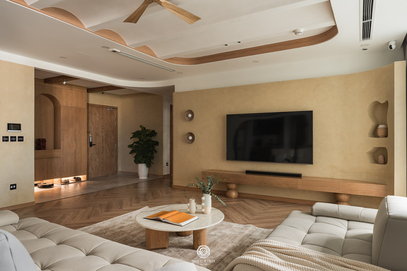 Đập thông hai căn hộ tạo nên không gian 260m2 rộng mở- Ảnh 1.