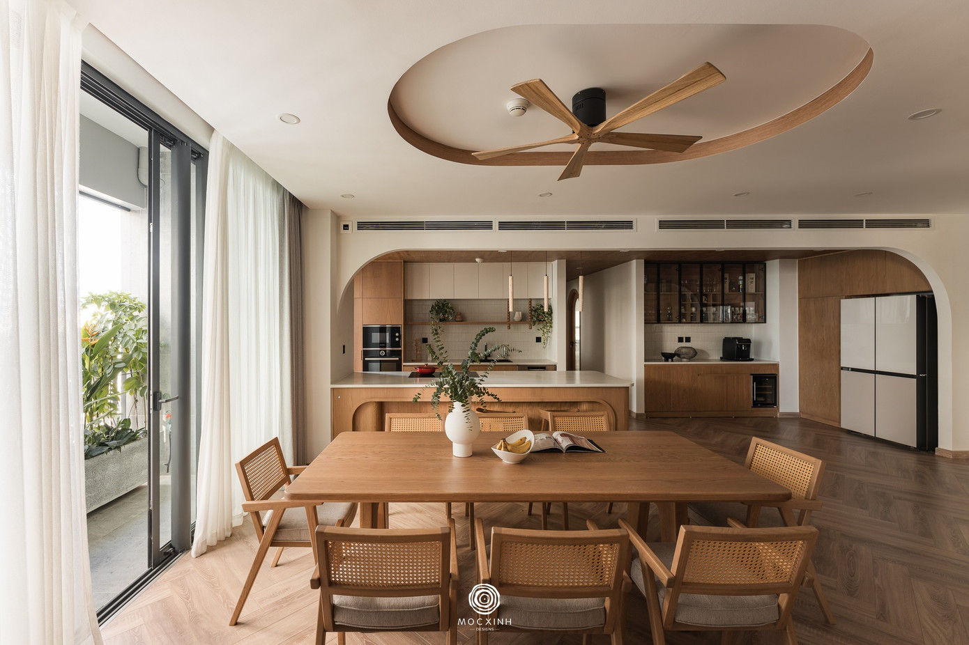 Đập thông hai căn hộ tạo nên không gian 260m2 rộng mở- Ảnh 6.