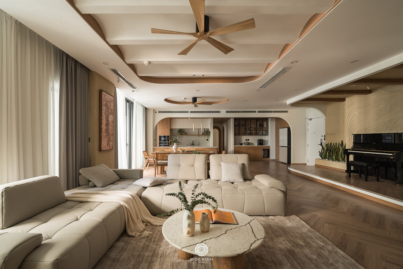 Đập thông hai căn hộ tạo nên không gian 260m2 rộng mở- Ảnh 2.