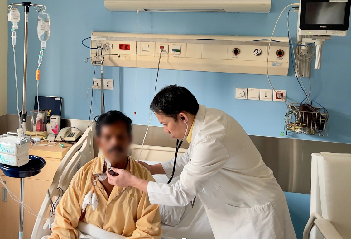 "70 phút vàng" và chuyện thợ điện người Ấn nhồi máu cơ tim giữa biển, được bác sĩ Việt cứu sống trong gang tấc- Ảnh 2.