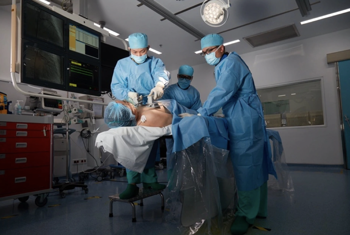 "70 phút vàng" và chuyện thợ điện người Ấn nhồi máu cơ tim giữa biển, được bác sĩ Việt cứu sống trong gang tấc- Ảnh 3.